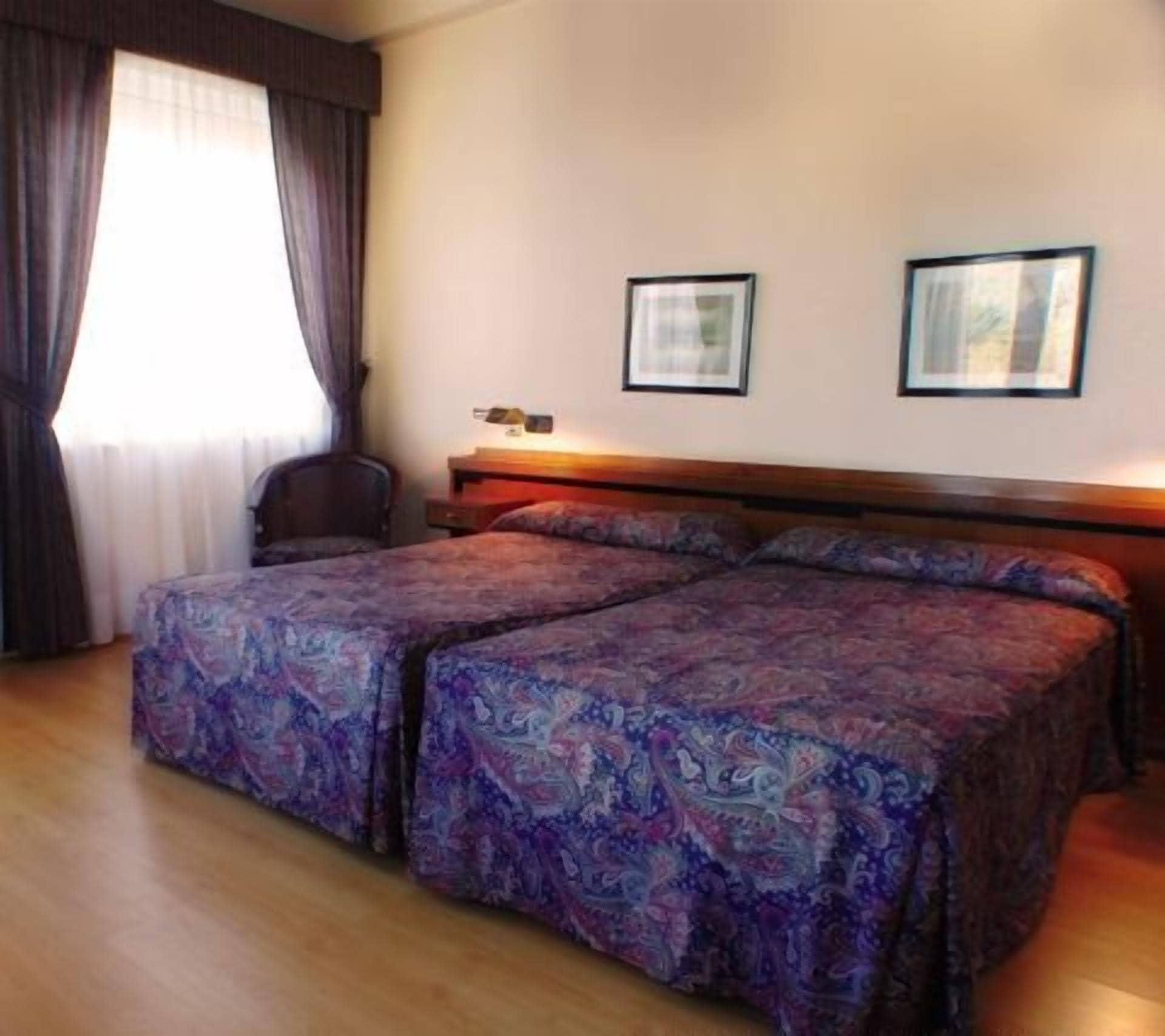 Hotel Las Sirenas Viveiro Habitación foto